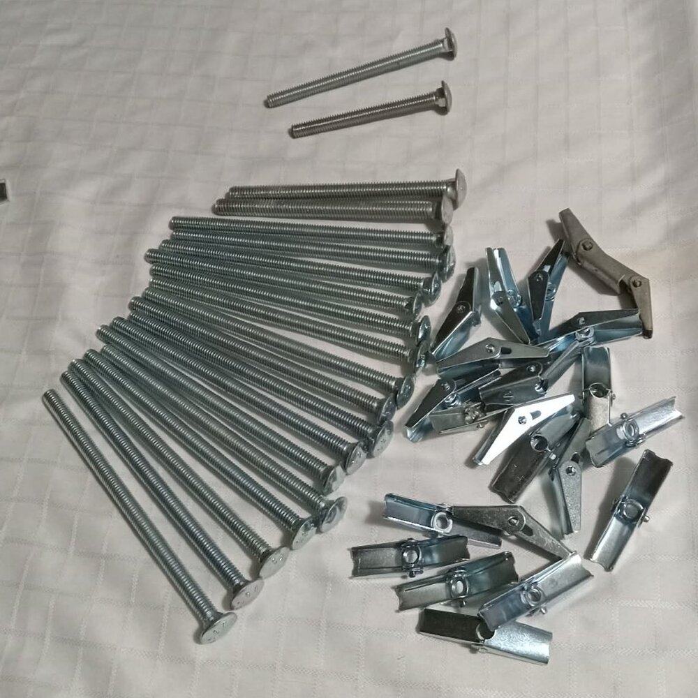 20 X Round head bolts (body bolts) made of zinc-plated or stainless steel.